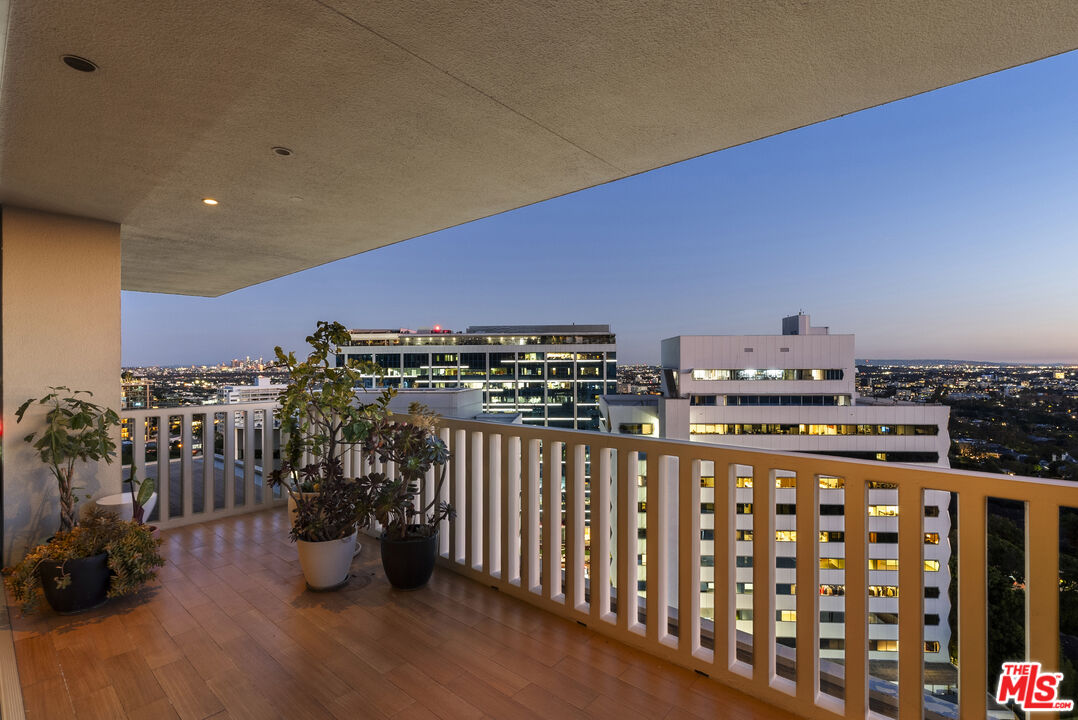9255 Doheny Rd Unit: 1206