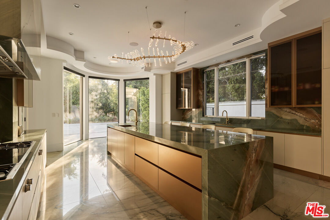 701 N Camden Dr, Beverly Hills