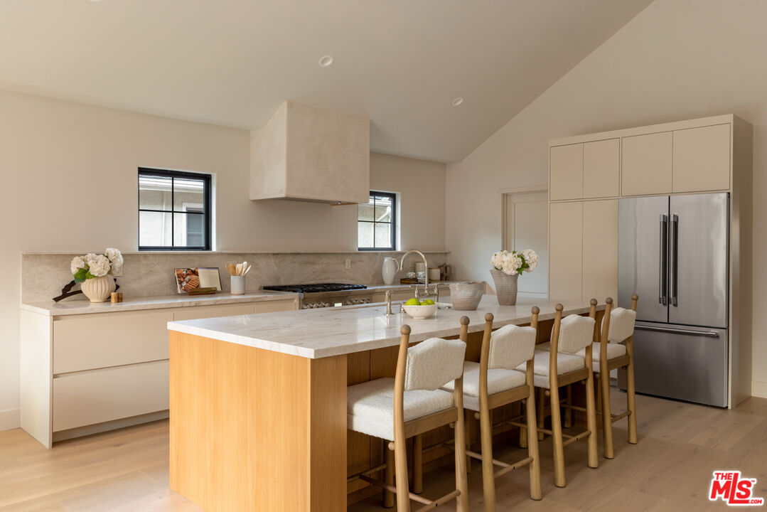 321 N Lucerne Blvd, Hancock Park