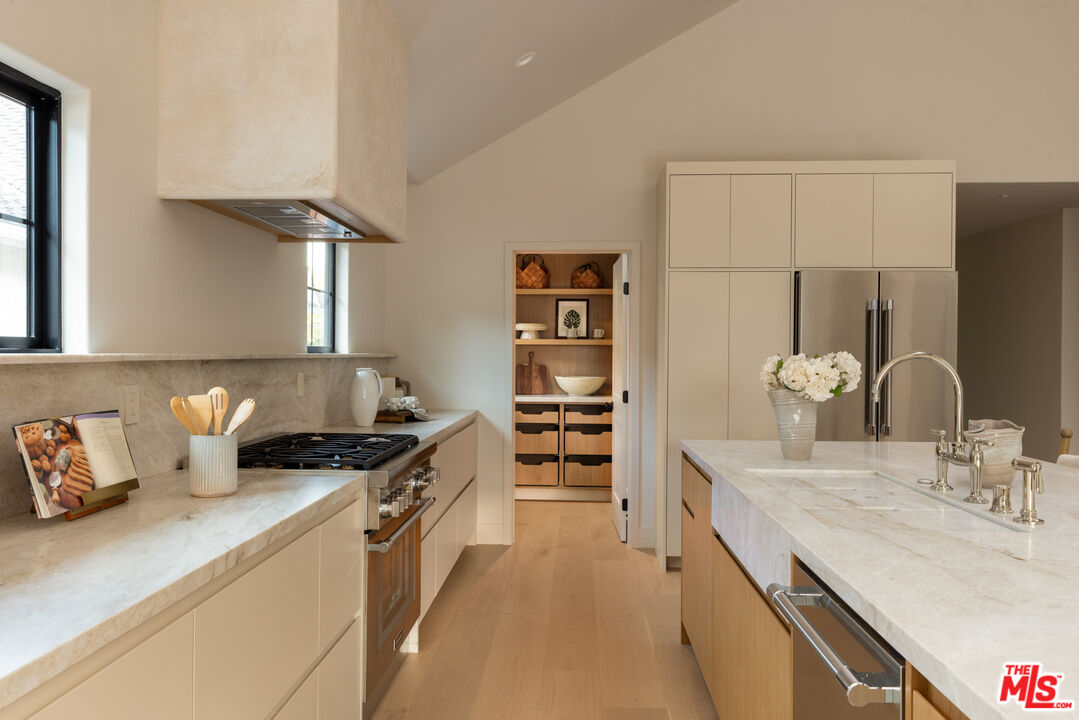 321 N Lucerne Blvd, Hancock Park