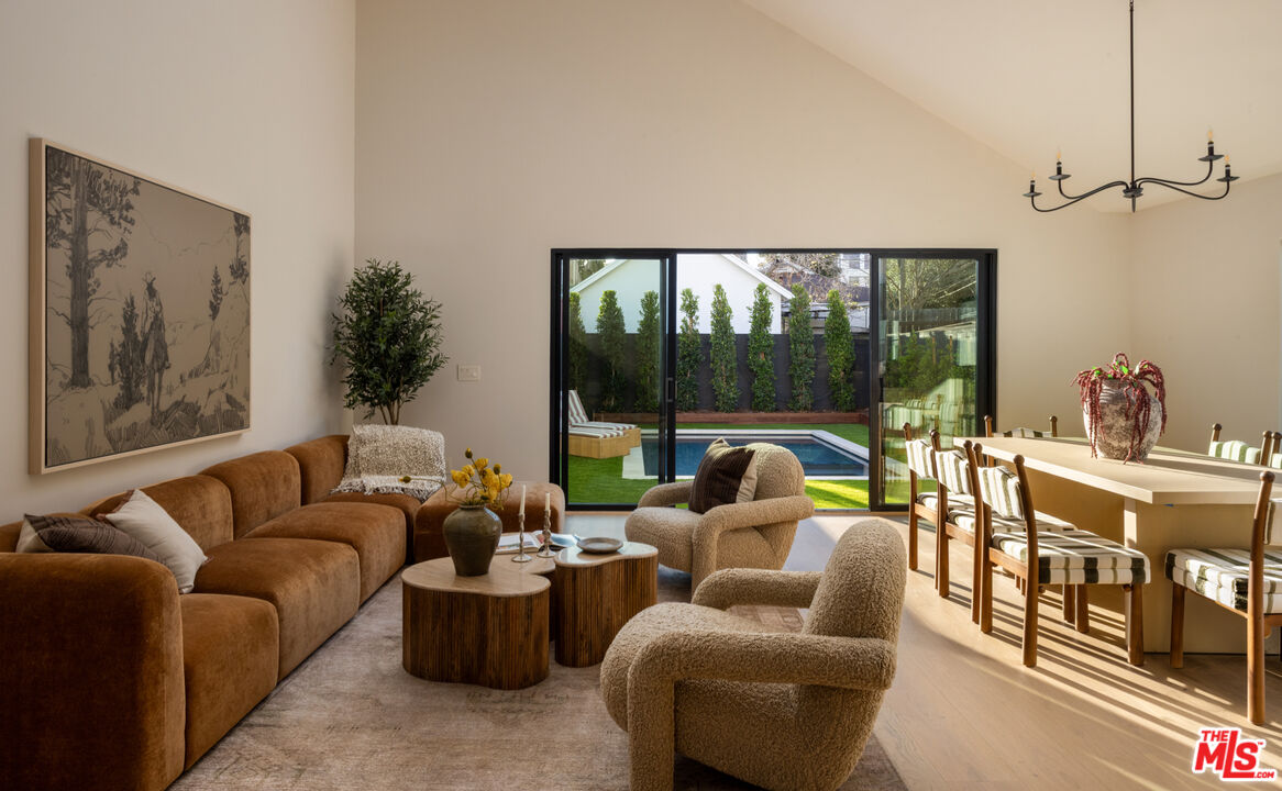 321 N Lucerne Blvd, Hancock Park