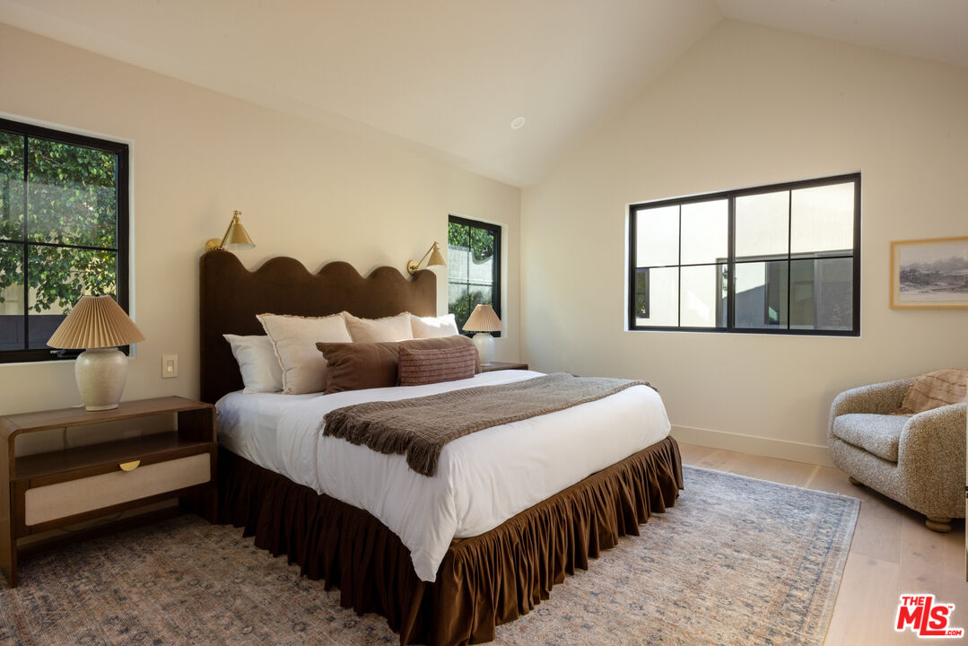 321 N Lucerne Blvd, Hancock Park