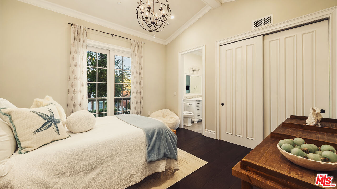 361 N Bowling Green Way