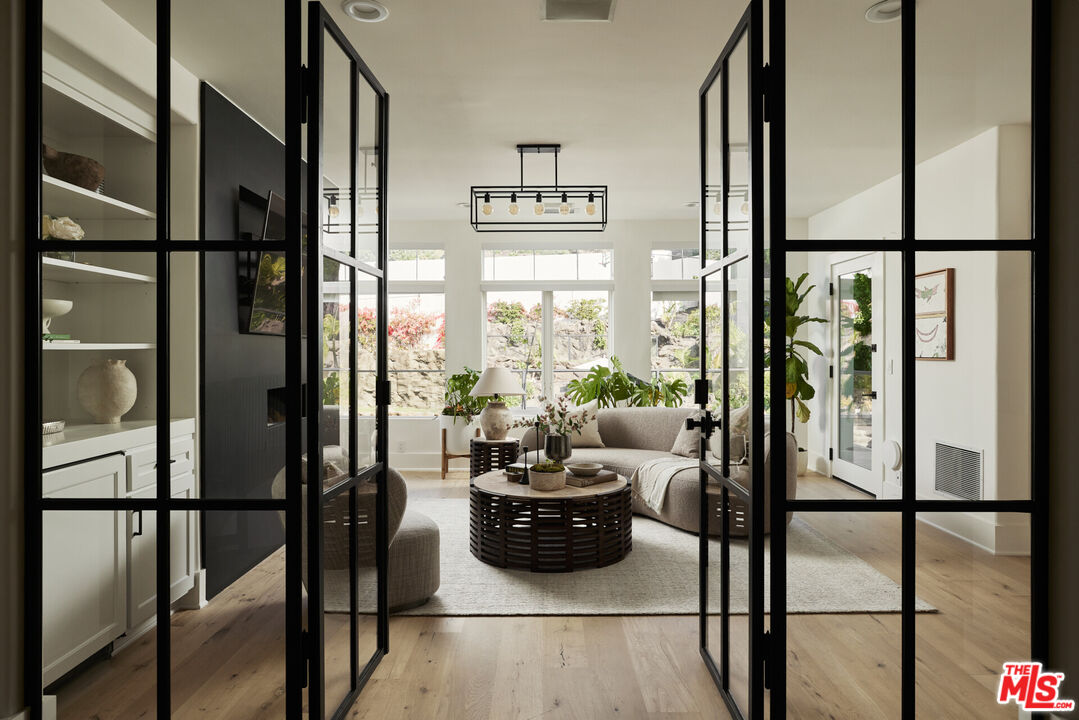 4322 Hayvenhurst Ave, Encino