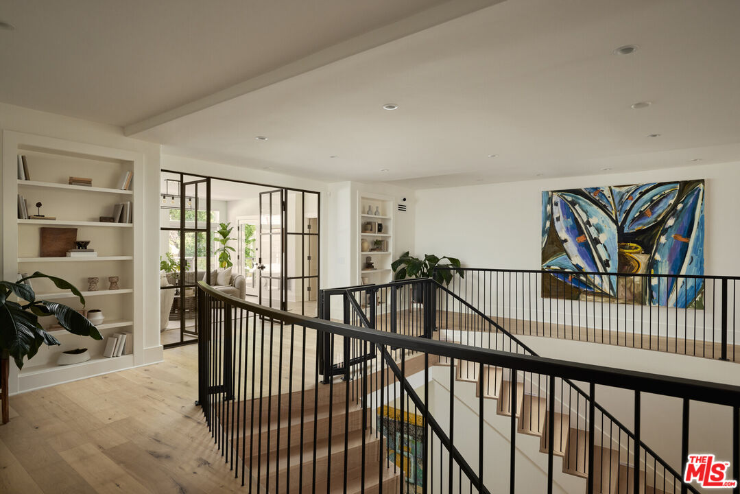 4322 Hayvenhurst Ave, Encino