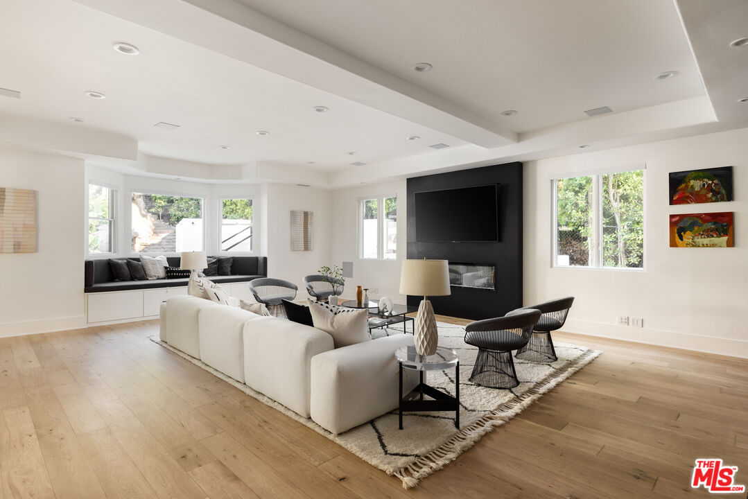 4322 Hayvenhurst Ave, Encino