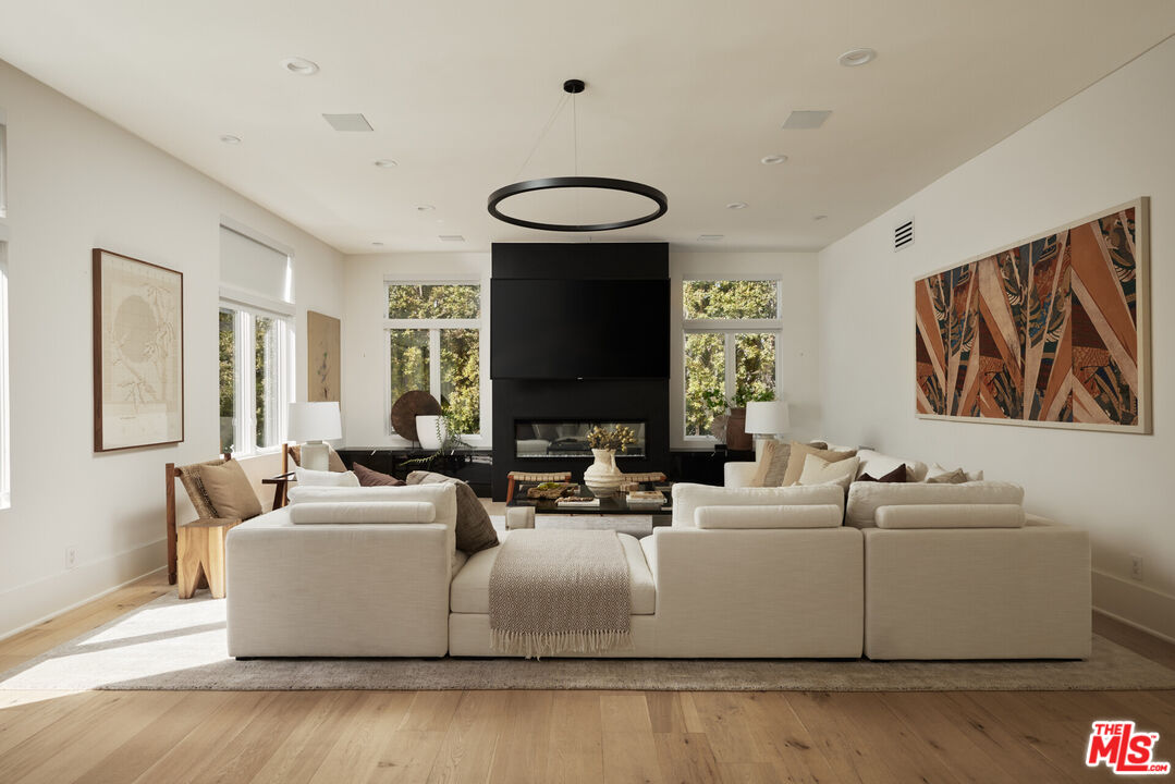 4322 Hayvenhurst Ave, Encino