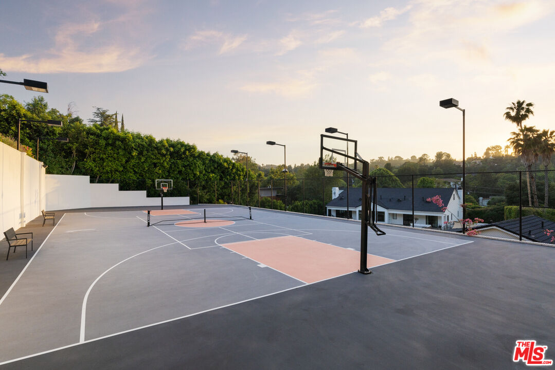 4322 Hayvenhurst Ave, Encino