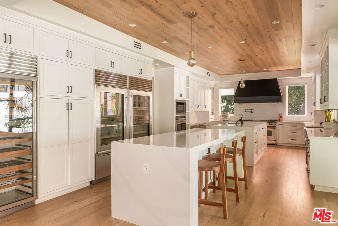 4322 Hayvenhurst Ave, Encino