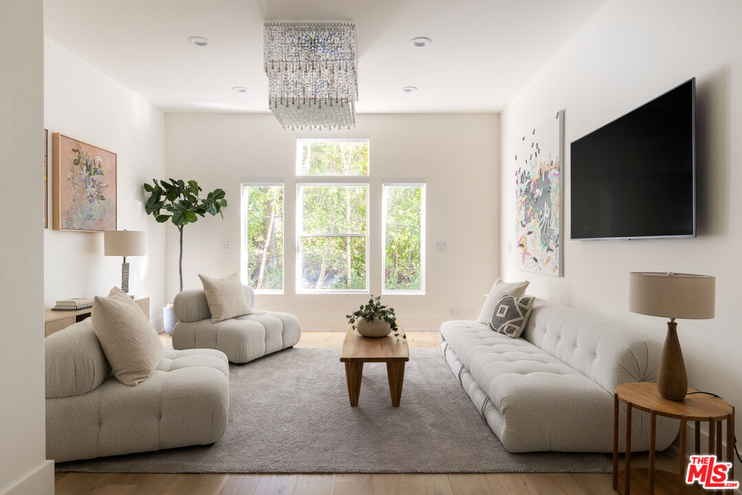 4322 Hayvenhurst Ave, Encino