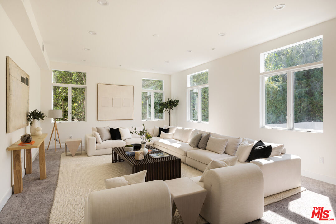 4322 Hayvenhurst Ave, Encino