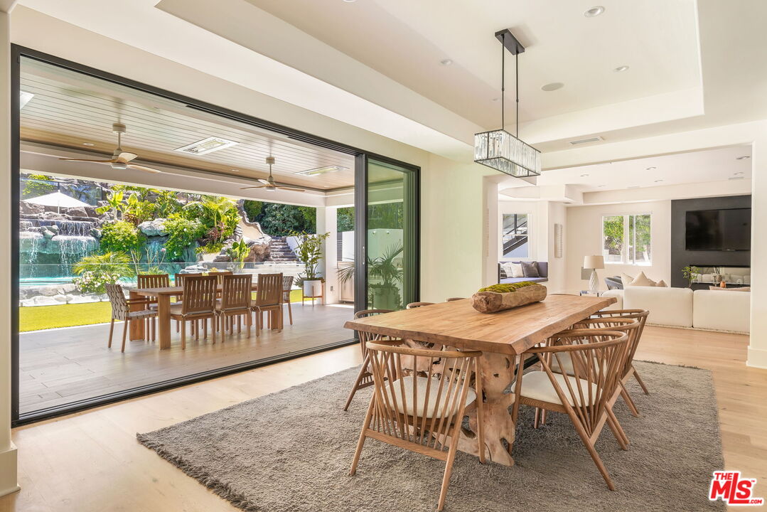 4322 Hayvenhurst Ave, Encino