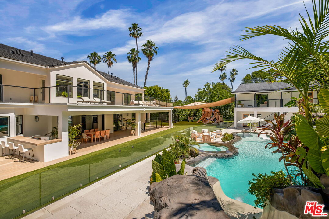 4322 Hayvenhurst Ave, Encino