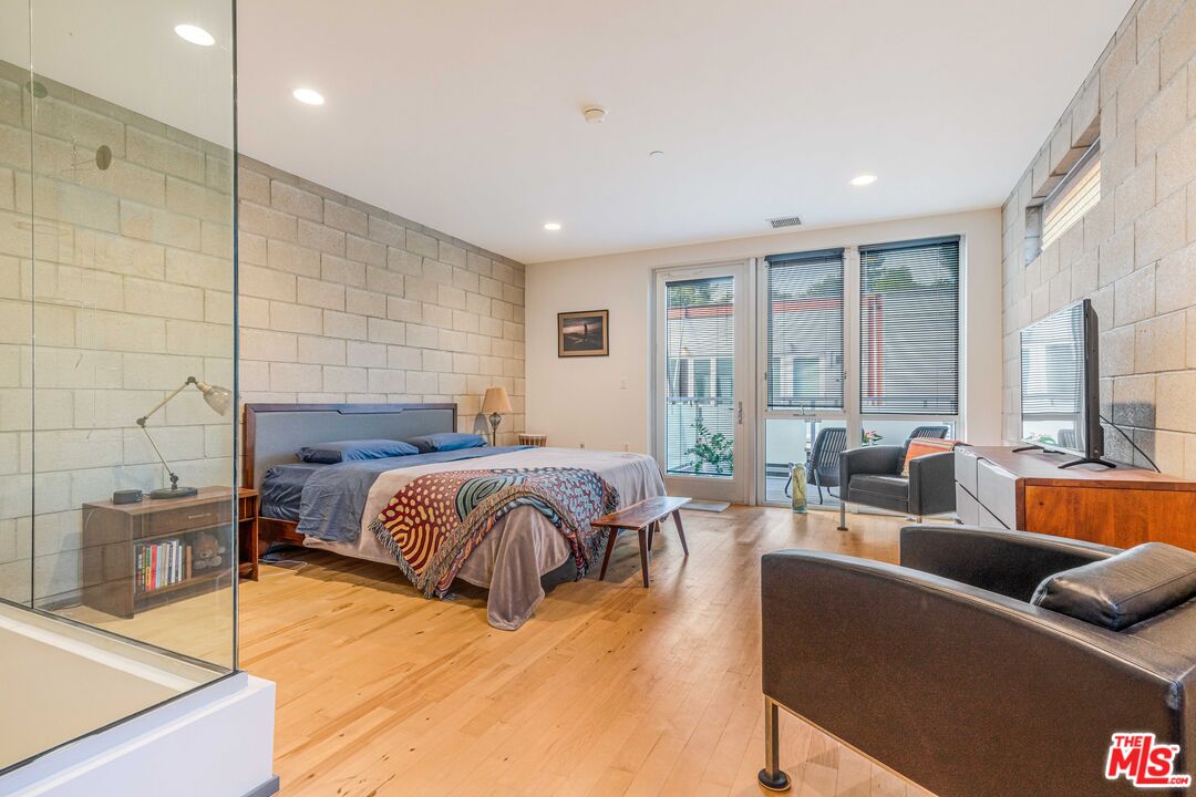 3450 Cahuenga Blvd Unit: 412, Hollywood Hills