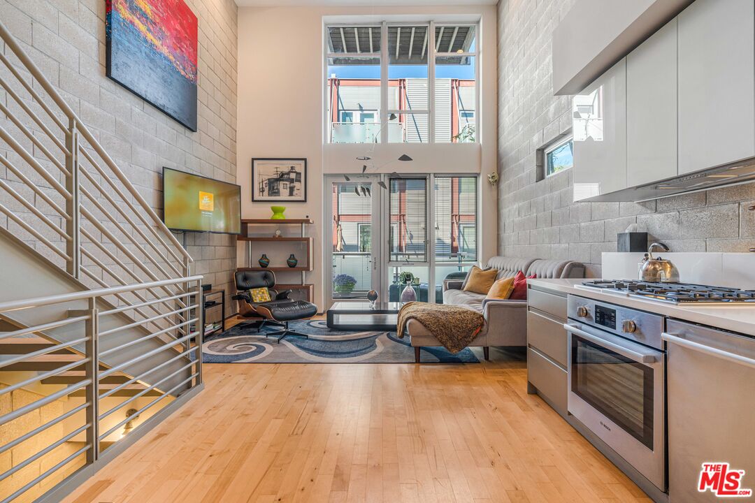 3450 Cahuenga Blvd Unit: 412, Hollywood Hills