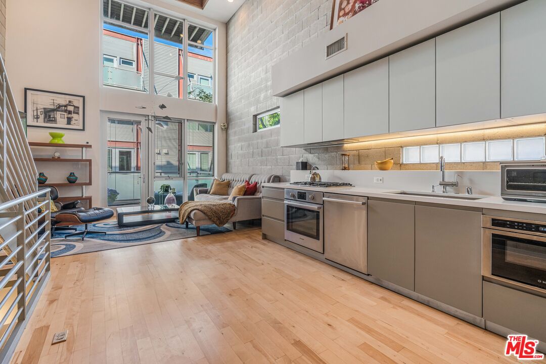 3450 Cahuenga Blvd Unit: 412, Hollywood Hills