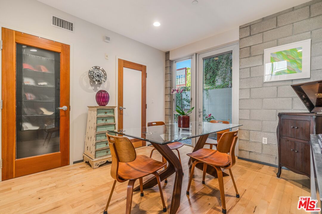 3450 Cahuenga Blvd Unit: 412, Hollywood Hills