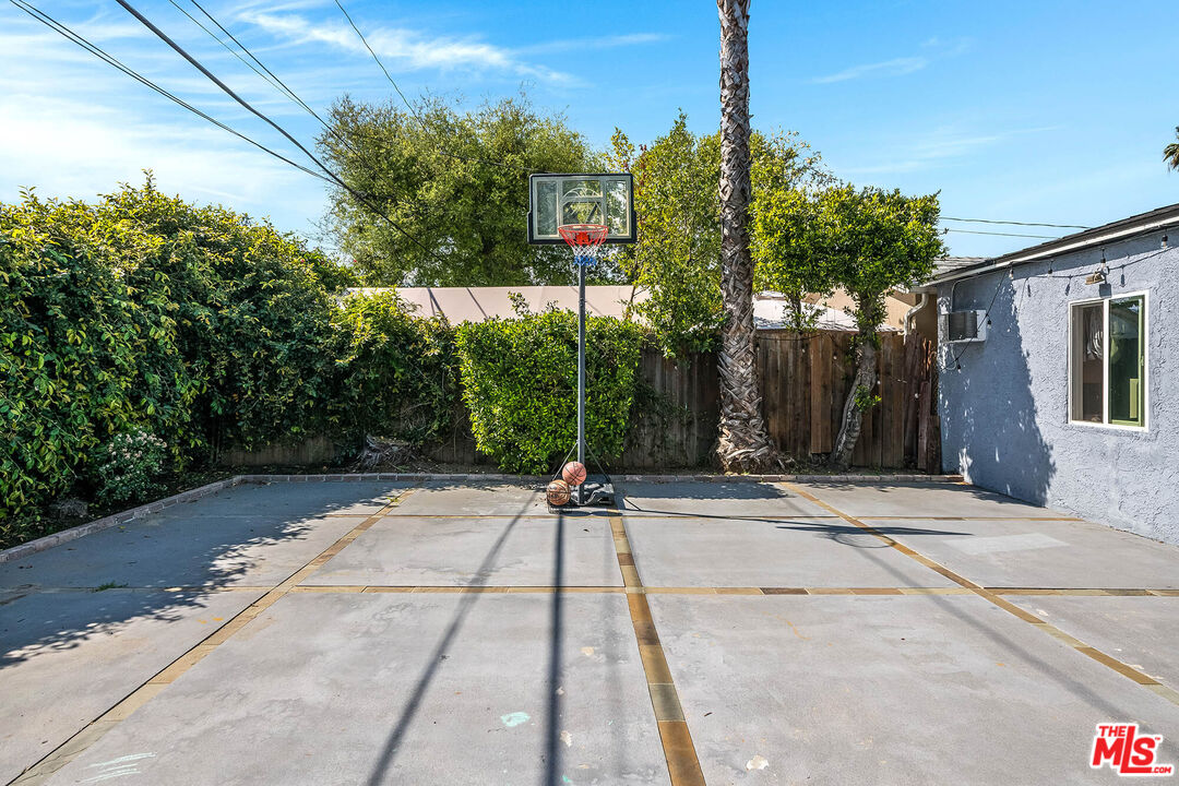 14716 Killion St, Sherman Oaks