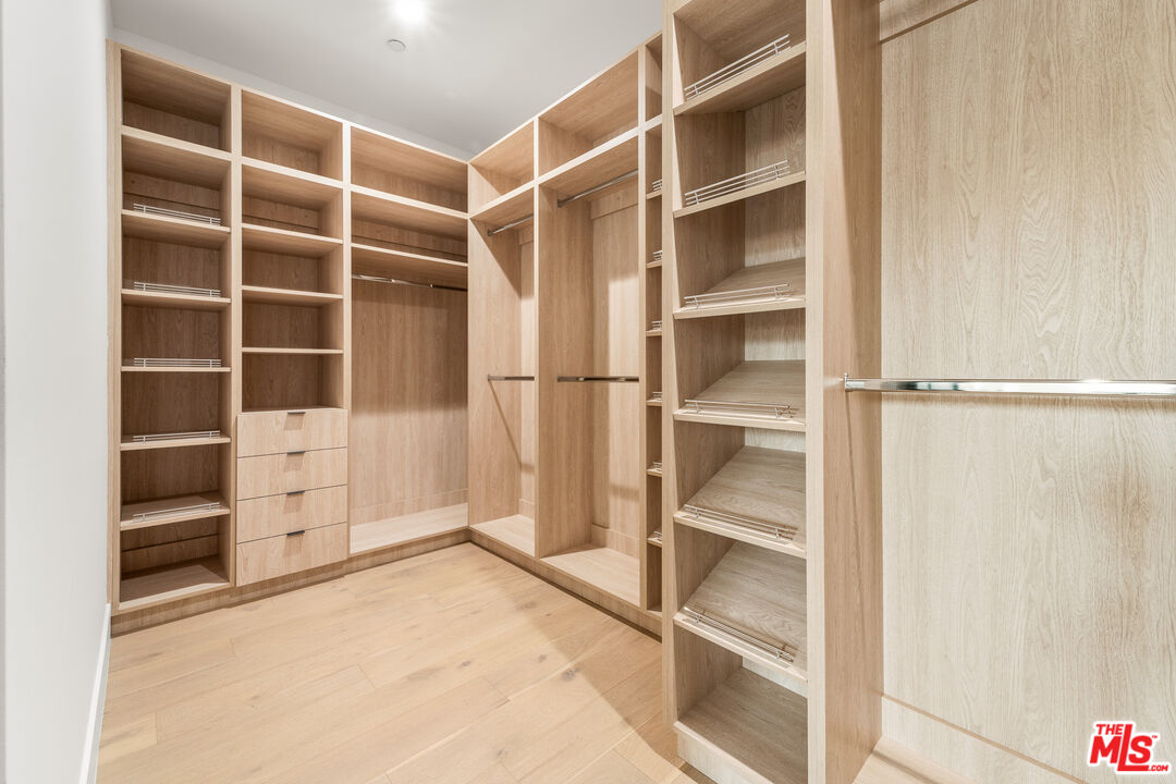 350 Mount Carmel Dr, Glendale 