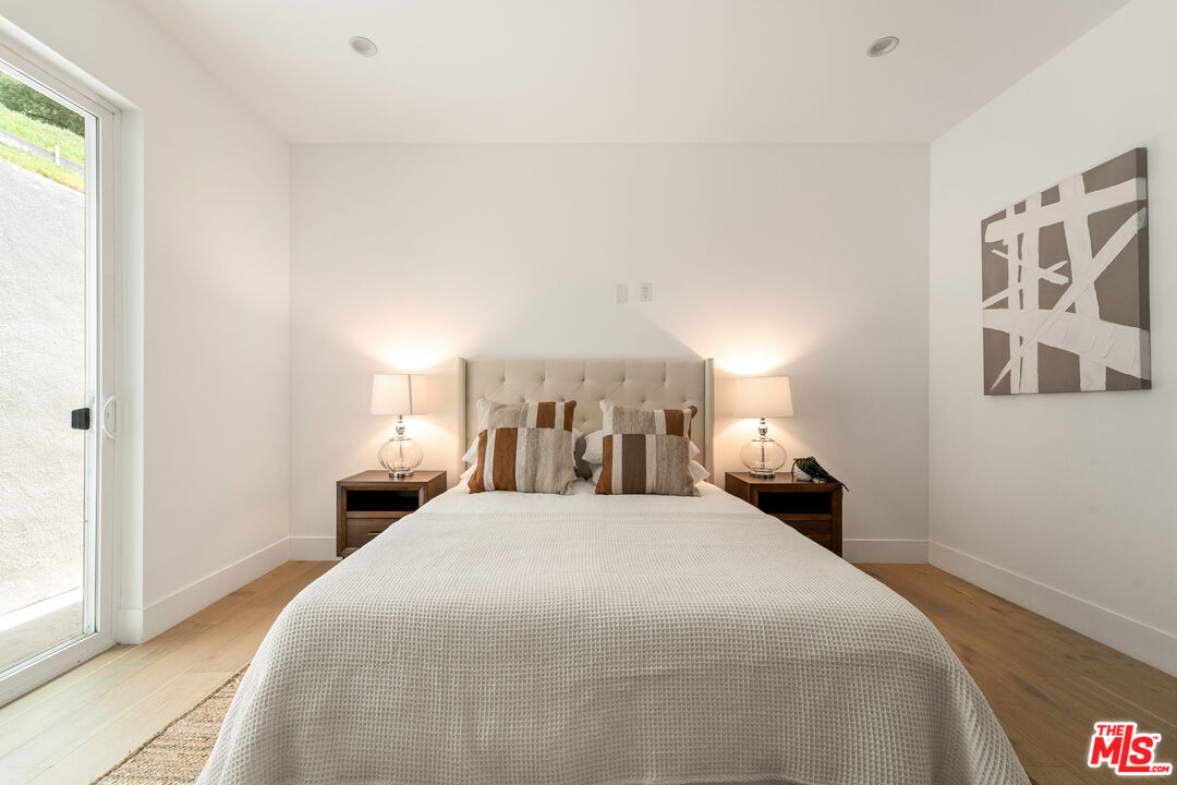 350 Mount Carmel Dr, Glendale 