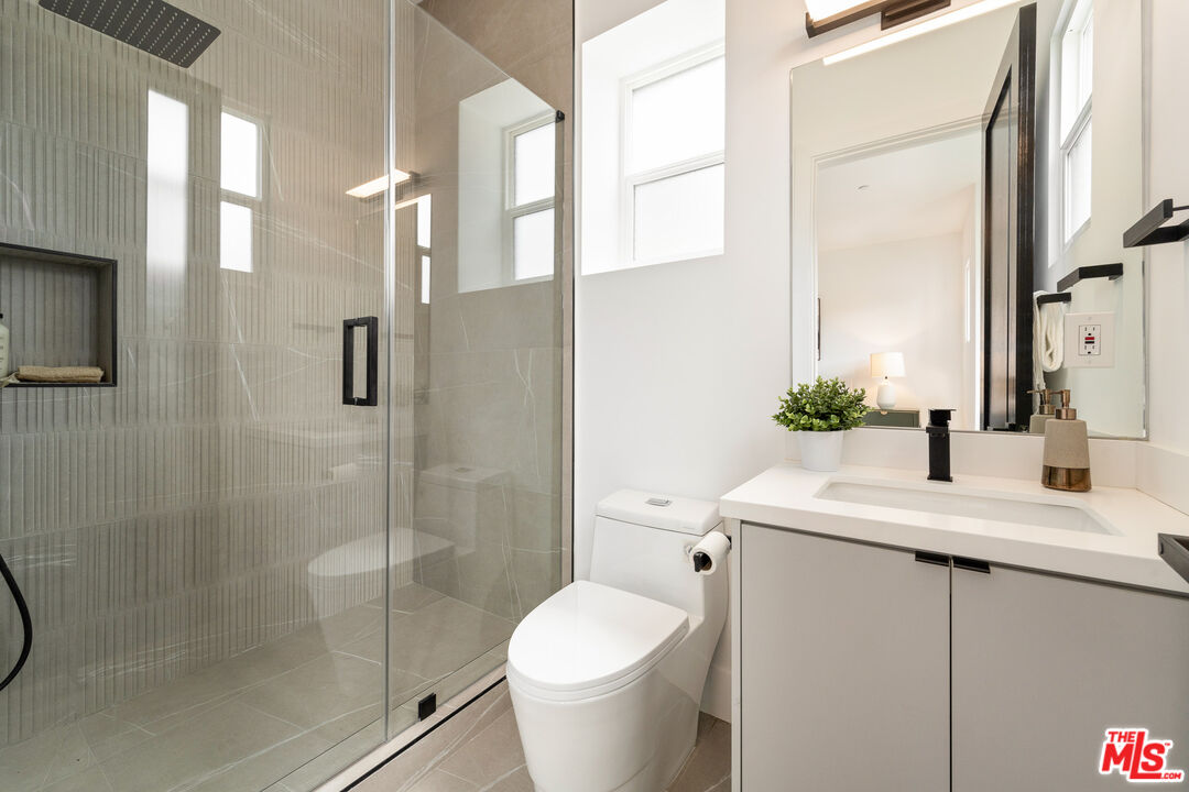 350 Mount Carmel Dr, Glendale 