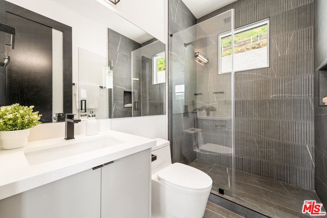 350 Mount Carmel Dr, Glendale 