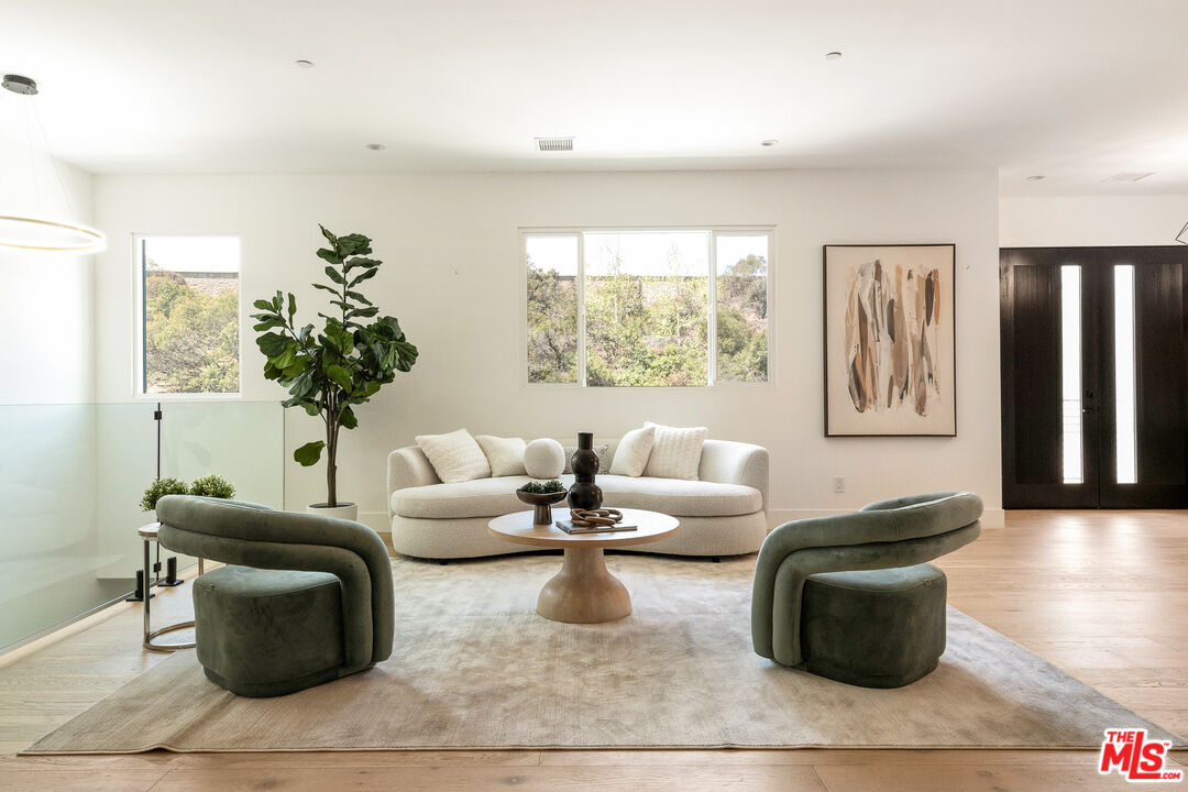 350 Mount Carmel Dr, Glendale 