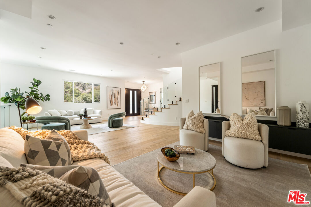 350 Mount Carmel Dr, Glendale 