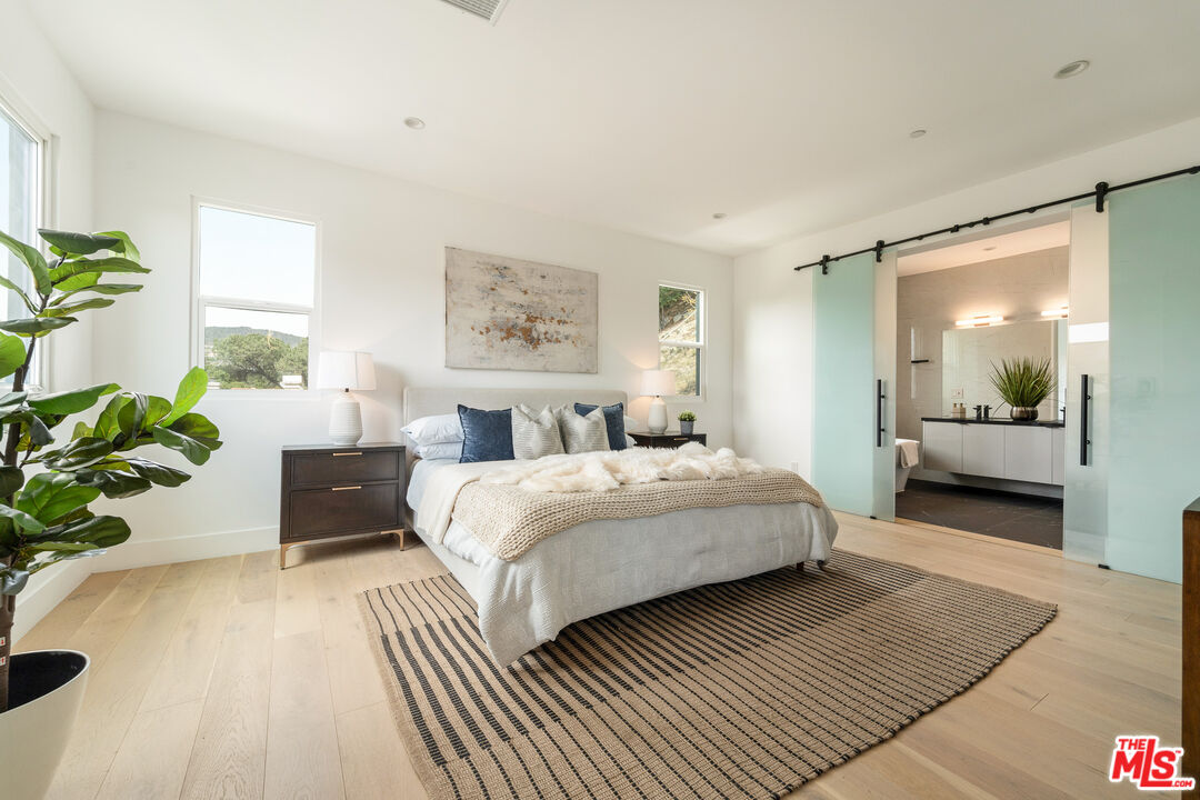 350 Mount Carmel Dr, Glendale 