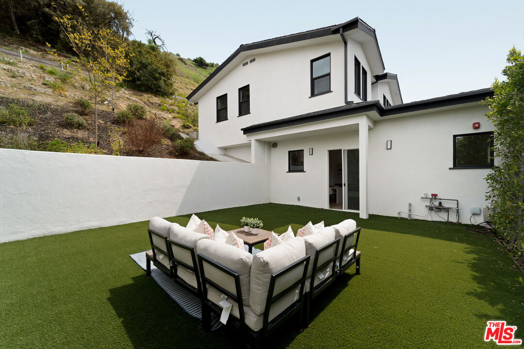 350 Mount Carmel Dr, Glendale 