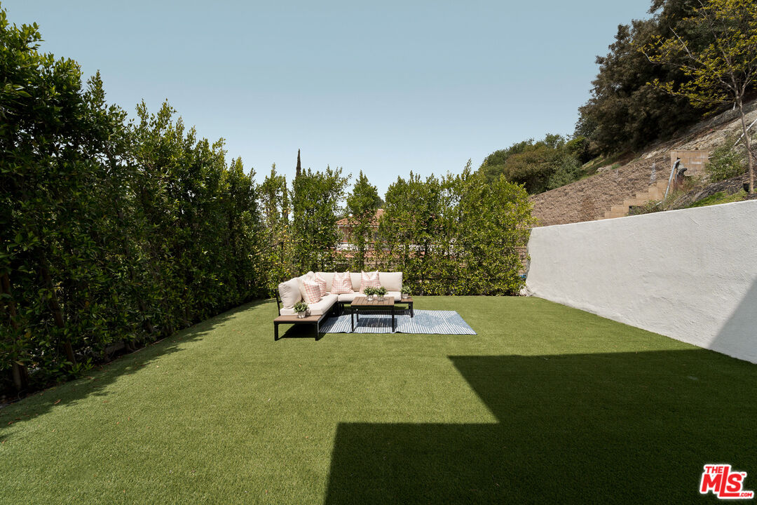 350 Mount Carmel Dr, Glendale 