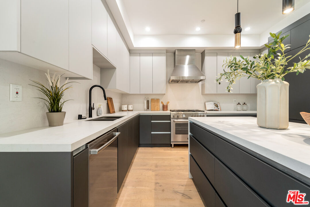 350 Mount Carmel Dr, Glendale 