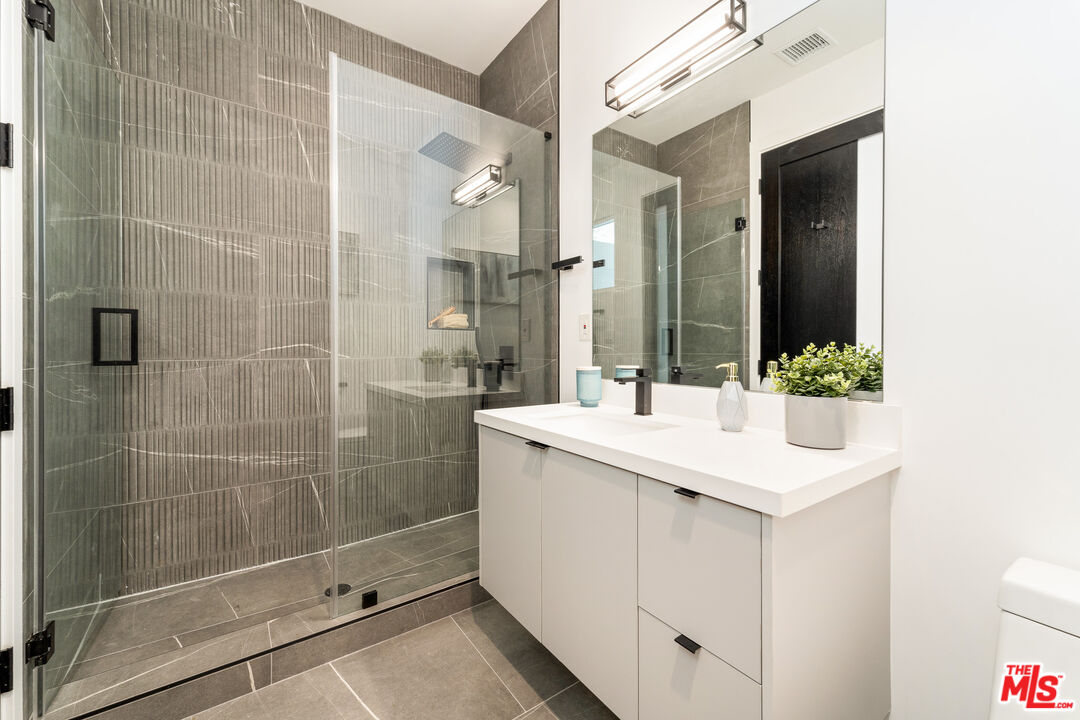 350 Mount Carmel Dr, Glendale 