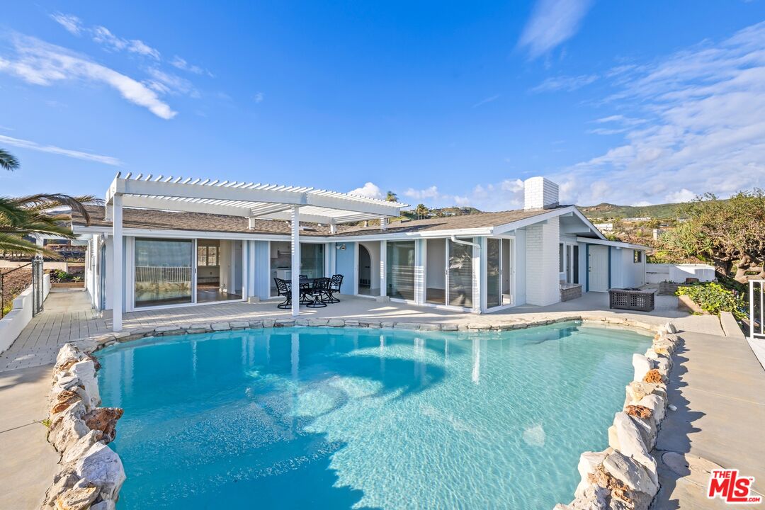 918 Glenhaven Dr, Pacific Palisades 