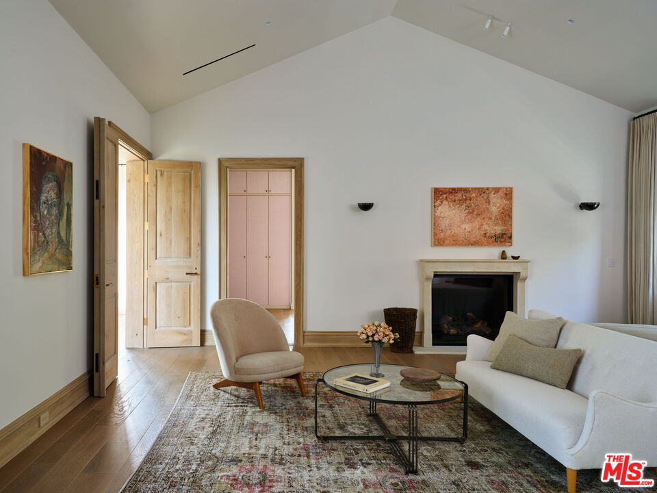 694 N Tigertail Rd, brentwood