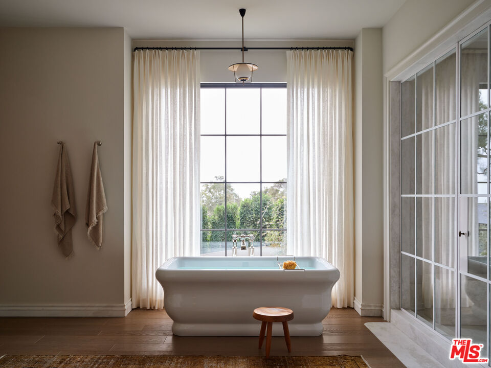 694 N Tigertail Rd, brentwood