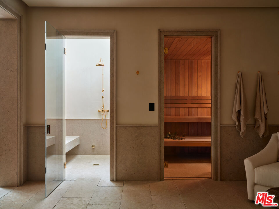 694 N Tigertail Rd, brentwood