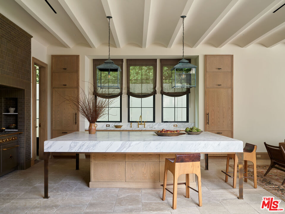 694 N Tigertail Rd, brentwood