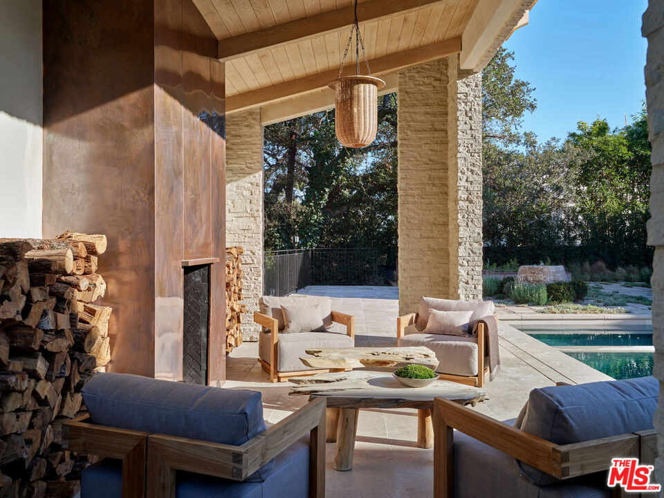 694 N Tigertail Rd, brentwood