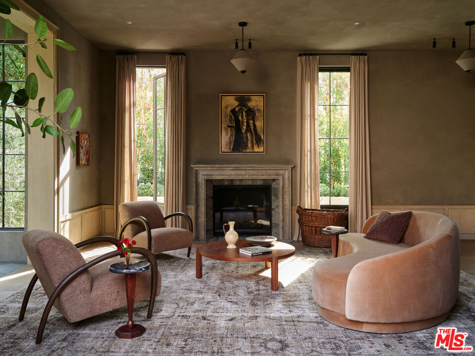 694 N Tigertail Rd, brentwood