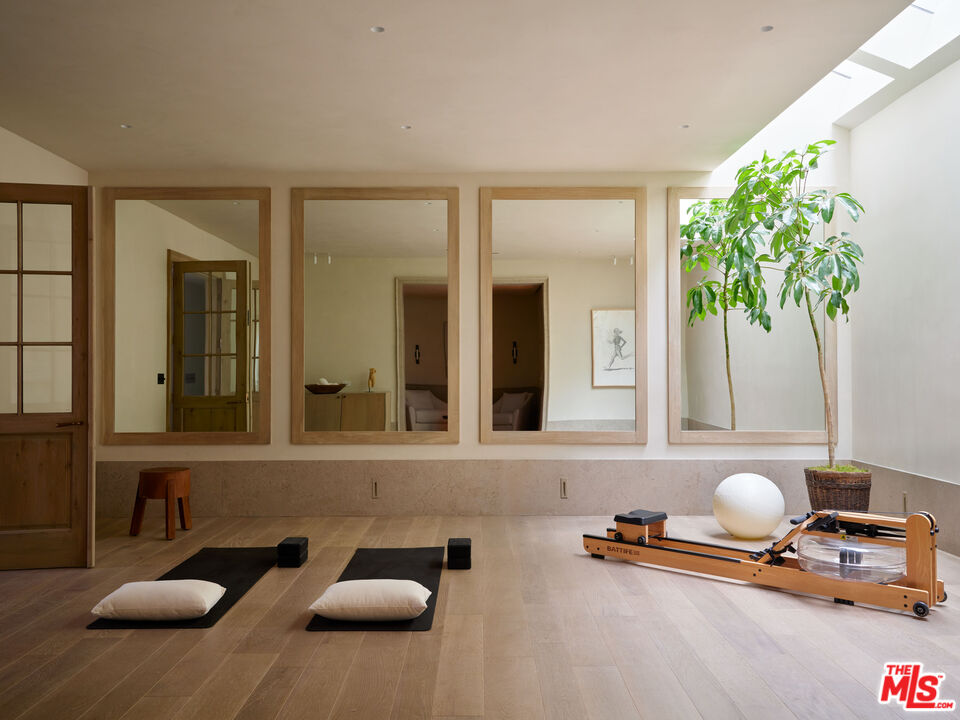 694 N Tigertail Rd, brentwood