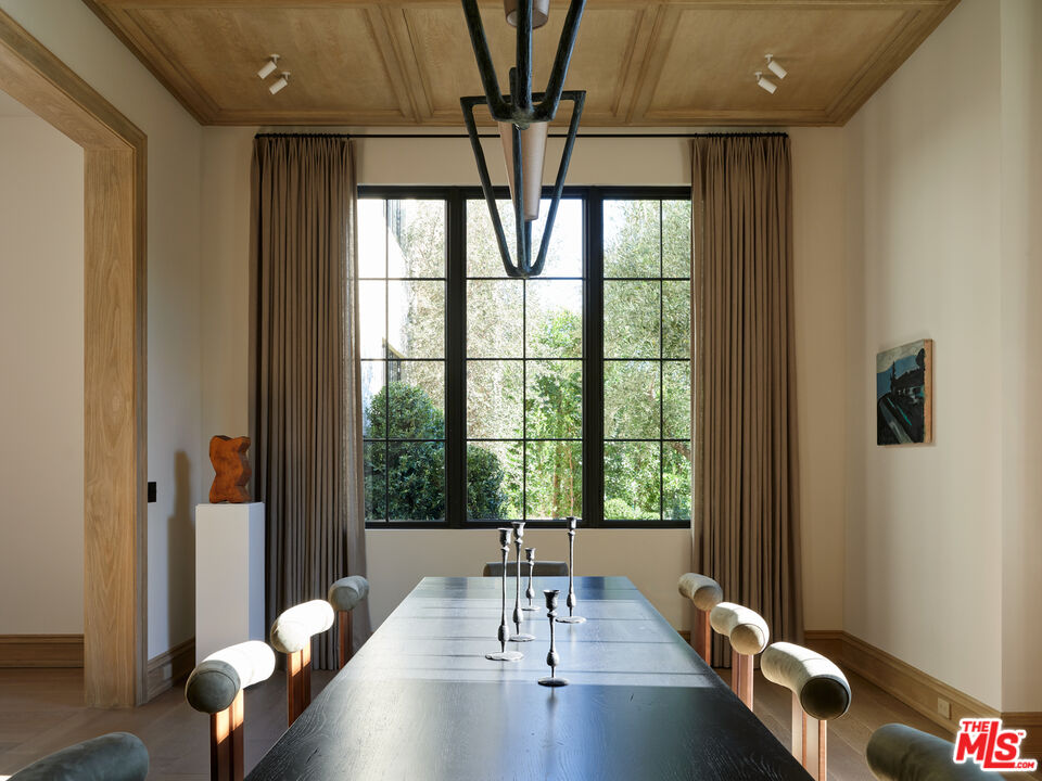 694 N Tigertail Rd, brentwood