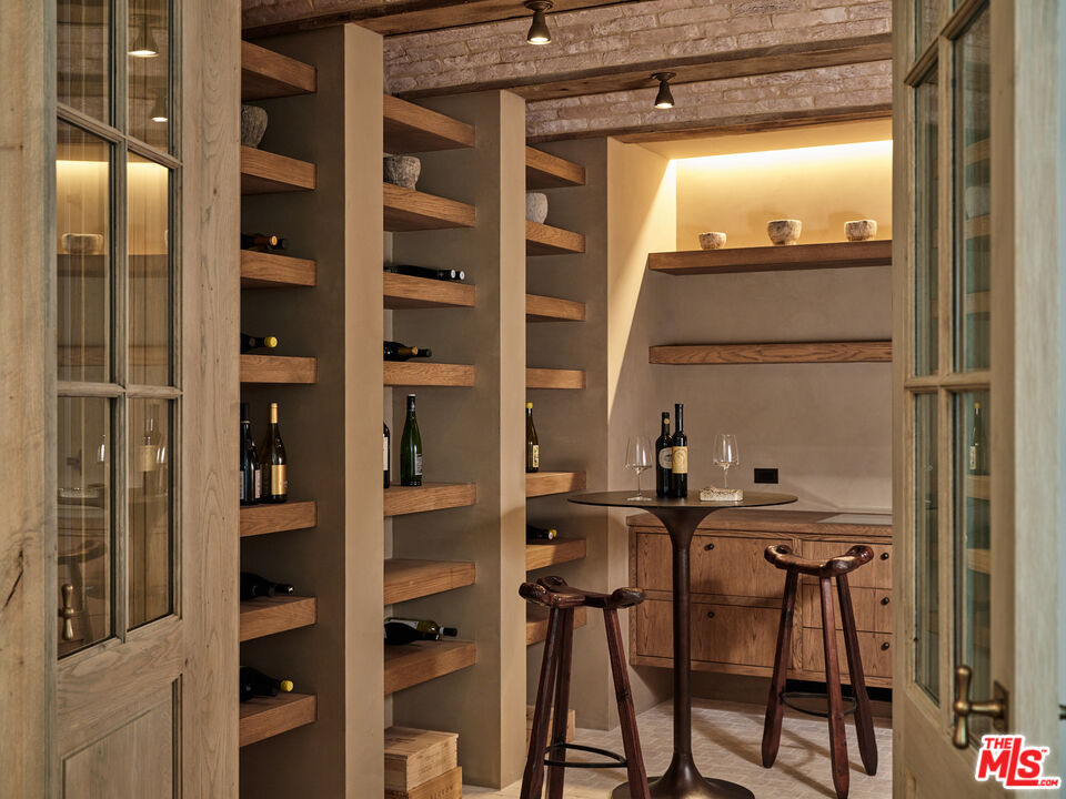 694 N Tigertail Rd, brentwood