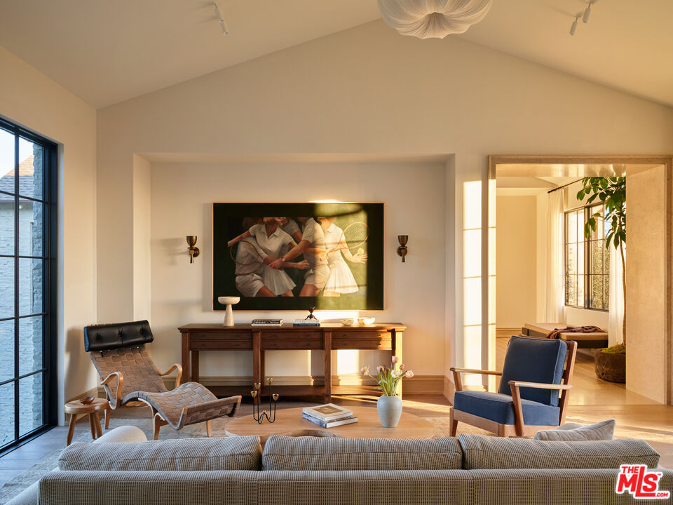 694 N Tigertail Rd, brentwood