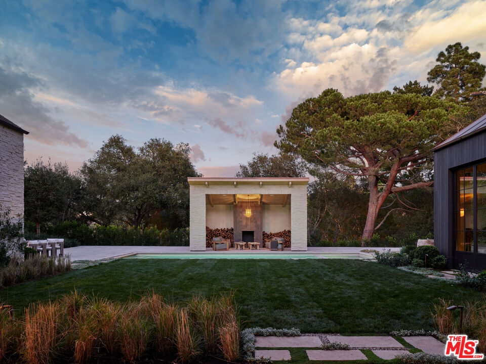 694 N Tigertail Rd, brentwood