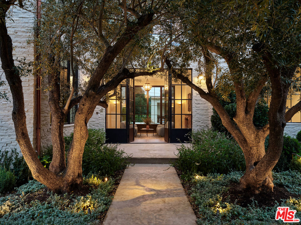 694 N Tigertail Rd, brentwood