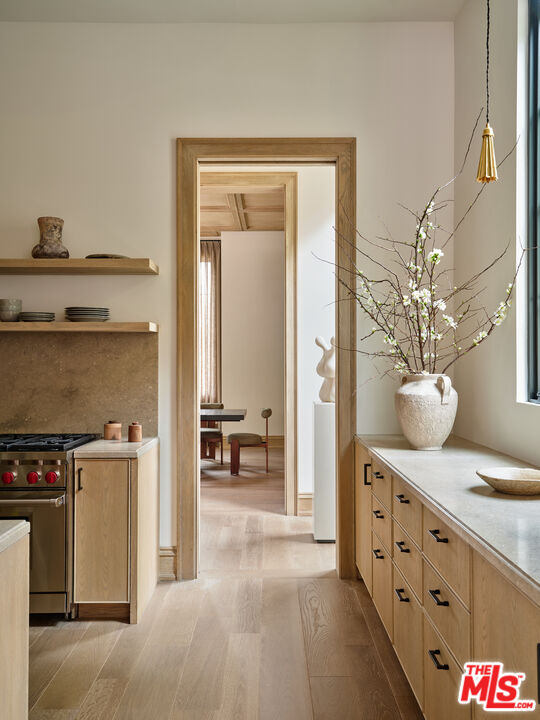 694 N Tigertail Rd, brentwood