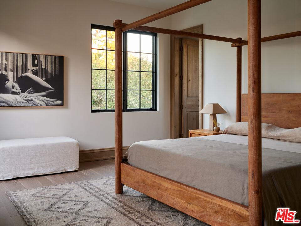 694 N Tigertail Rd, brentwood