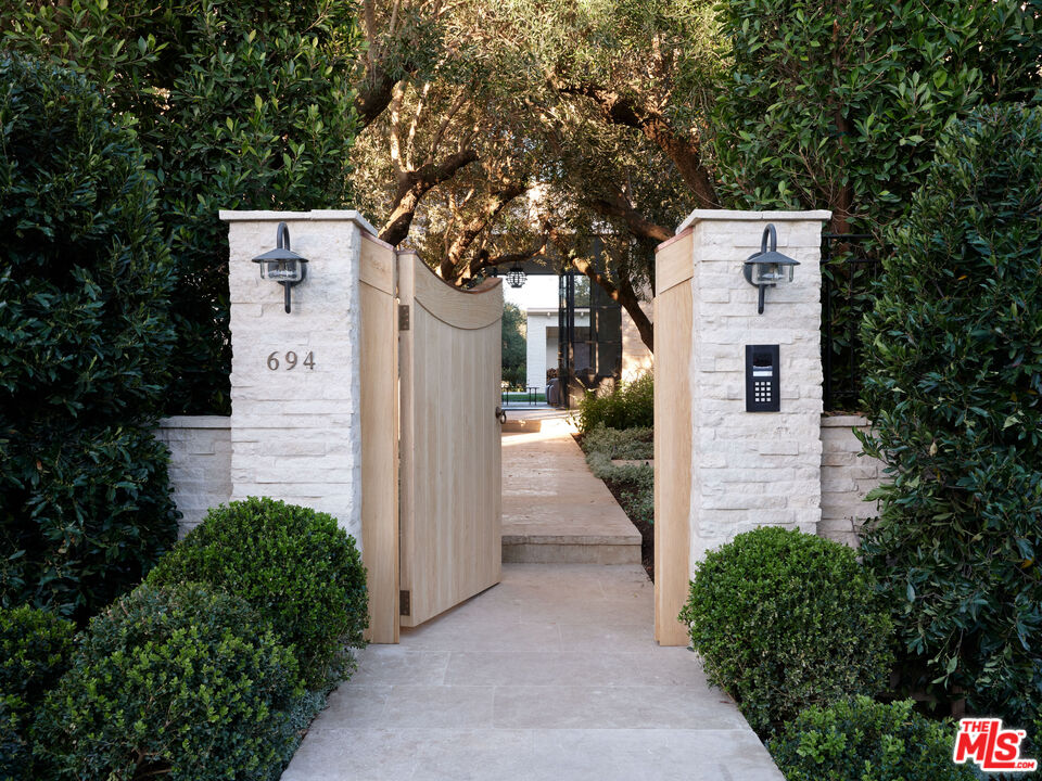 694 N Tigertail Rd, brentwood