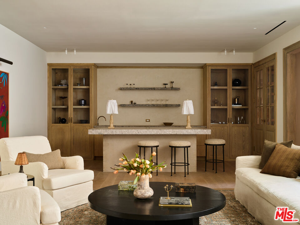 694 N Tigertail Rd, brentwood